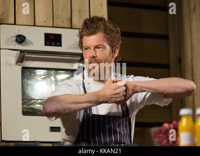 Birmingham, Großbritannien. 30. November 2017. Tom Aikens auf der Küche Bühne Winter ein Kochen Demo über das Kochen die Türkei für Weihnachten Credit: Steven roe/Alamy leben Nachrichten Stockfoto