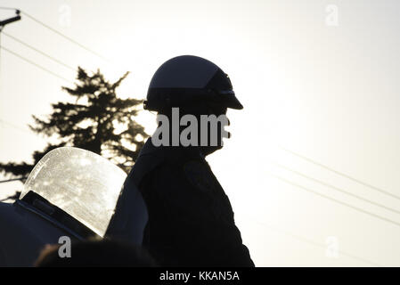 Baltimore, MD, USA. November 2017. Ein Motorradpolizist wartet auf Detective Sean Suiters Leichenwagen, der auf dem Friedhof ankommt. Quelle: J.M. Giordano/SOPA/ZUMA Wire/Alamy Live News Stockfoto