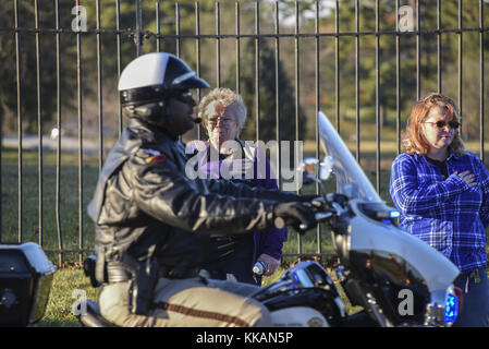 Baltimore, MD, USA. 29 Nov, 2017. eine Frau, die vorbeifahrenden Leichenwagen der Detektiv sean Suiter in Baltimore credit begrüßt: J.m. Giordano/Sopa/zuma Draht/alamy leben Nachrichten Stockfoto