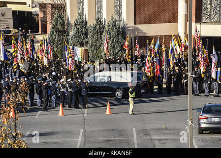 Baltimore, MD, USA. November 2017. Der Leichenwagen mit der Leiche des Detective Sean Suiter aus Baltimore kommt in die Kirche. Quelle: J.M. Giordano/SOPA/ZUMA Wire/Alamy Live News Stockfoto