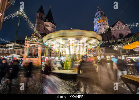 Mainz, Deutschland. November 2017 30. Ein nostalgisches Karussell findet während der Eröffnung des Weihnachtsmarktes in Mainz am 30. November 2017 statt. Der Weihnachtsmarkt ist vom 30. November bis 23. Dezember vor der historischen Kulisse des 1.000 Jahre alten Martinsdoms auf dem Liebfrauenplatz geöffnet. Darlegung: Andreas Arnold/dpa/Alamy Live News Stockfoto