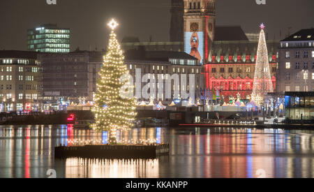 Hamburg, Deutschland. November 2017 30. Der Weihnachtsbaum mitten in der Binnenalster, auch Alstertanne genannt, wird am 30. November 2017 in Hamburg beleuchtet. Darlegung: Daniel Reinhardt/dpa/Alamy Live News Stockfoto