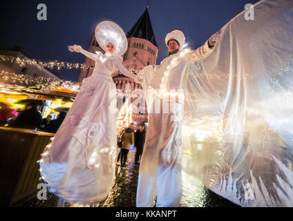 Mainz, Deutschland. November 2017 30. Zwei als „Schneeflocken“ gekleidete Künstler tanzen bei der Eröffnung des Weihnachtsmarktes in Mainz am 30. November 2017. Der Weihnachtsmarkt ist vom 30. November bis 23. Dezember vor der historischen Kulisse des 1.000 Jahre alten Martinsdoms auf dem Liebfrauenplatz geöffnet. Darlegung: Andreas Arnold/dpa/Alamy Live News Stockfoto