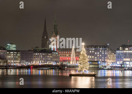 Hamburg, Deutschland. November 2017 30. Der Weihnachtsbaum mitten in der Binnenalster, auch Alstertanne genannt, wird am 30. November 2017 in Hamburg beleuchtet. Darlegung: Daniel Reinhardt/dpa/Alamy Live News Stockfoto