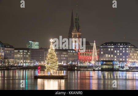 Hamburg, Deutschland. November 2017 30. Der Weihnachtsbaum mitten in der Binnenalster, auch Alstertanne genannt, wird am 30. November 2017 in Hamburg beleuchtet. Darlegung: Daniel Reinhardt/dpa/Alamy Live News Stockfoto