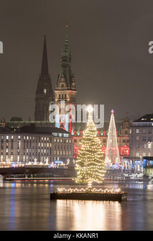 Hamburg, Deutschland. November 2017 30. Der Weihnachtsbaum mitten in der Binnenalster, auch Alstertanne genannt, wird am 30. November 2017 in Hamburg beleuchtet. Darlegung: Daniel Reinhardt/dpa/Alamy Live News Stockfoto