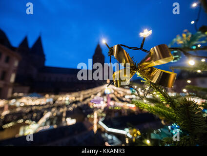 Mainz, Deutschland. November 2017 30. Bei der Eröffnung des Weihnachtsmarktes in Mainz am 30. November 2017 erstrahlt ein Weihnachtsbaum in der Nacht. Der Weihnachtsmarkt ist vom 30. November bis 23. Dezember vor der historischen Kulisse des 1.000 Jahre alten Martinsdoms auf dem Liebfrauenplatz geöffnet. Darlegung: Andreas Arnold/dpa/Alamy Live News Stockfoto