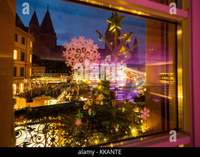 Mainz, Deutschland. November 2017 30. Blick auf die dekorativen Lichter bei der Eröffnung des Weihnachtsmarktes in Mainz, 30. November 2017. Der Weihnachtsmarkt ist vom 30. November bis 23. Dezember vor der historischen Kulisse des 1.000 Jahre alten Martinsdoms auf dem Liebfrauenplatz geöffnet. Darlegung: Andreas Arnold/dpa/Alamy Live News Stockfoto