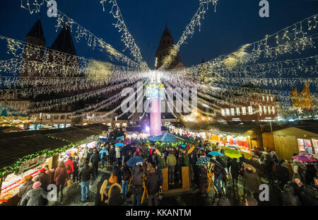 Mainz, Deutschland. November 2017 30. Blick auf die dekorativen Lichter bei der Eröffnung des Weihnachtsmarktes in Mainz, 30. November 2017. Der Weihnachtsmarkt ist vom 30. November bis 23. Dezember vor der historischen Kulisse des 1.000 Jahre alten Martinsdoms auf dem Liebfrauenplatz geöffnet. Darlegung: Andreas Arnold/dpa/Alamy Live News Stockfoto