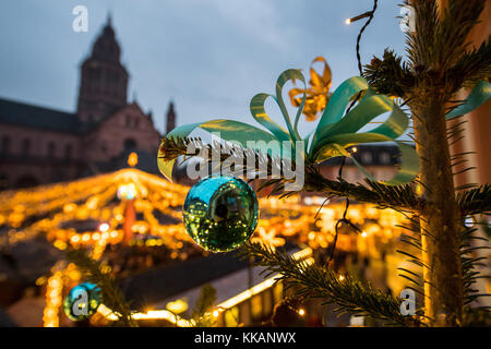 Mainz, Deutschland. November 2017 30. Bei der Eröffnung des Weihnachtsmarktes in Mainz am 30. November 2017 erstrahlt ein Weihnachtsbaum in der Nacht. Der Weihnachtsmarkt ist vom 30. November bis 23. Dezember vor der historischen Kulisse des 1.000 Jahre alten Martinsdoms auf dem Liebfrauenplatz geöffnet. Darlegung: Andreas Arnold/dpa/Alamy Live News Stockfoto