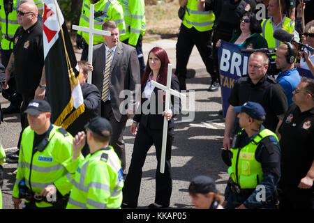 Datei BILD: Luton, Großbritannien. 27. Juni 2015. Großbritanniens erste Führer Paul Golding und stellvertretende Fraktionsvorsitzende Jayda Fransen führen Anhänger der rechtsextremen Gruppe auf einem Marsch durch Luton. Die Polizei konnte die Führer von der Teilnahme an den März zu verhindern, aber dafür gesorgt, dass Sie nicht konnten Banner anspruchsvolle nicht mehr Moscheen. Ein Zähler - Protest wurde von Vereinen gegen den Faschismus organisiert. Credit: Mark Kerrison/Alamy leben Nachrichten Stockfoto