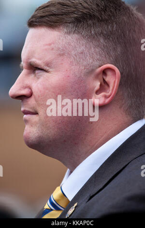 Datei BILD: Luton, Großbritannien. 27. Juni 2015. Paul Golding, Führer von Großbritannien Erste, besucht eine Kundgebung der rechtsextremen Gruppe in Luton. Die Polizei konnte Paul Golding und stellvertretende Fraktionsvorsitzende Jayda Fransen an der Teilnahme an einer März zu verhindern, aber dafür gesorgt, dass Sie nicht konnten Banner anspruchsvolle nicht mehr Moscheen. Ein Zähler - Protest wurde von Vereinen gegen den Faschismus organisiert. Credit: Mark Kerrison/Alamy leben Nachrichten Stockfoto