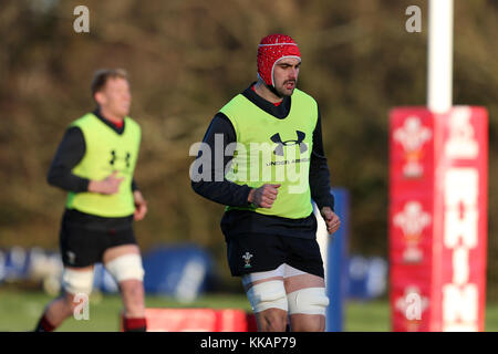 Cardiff, Großbritannien. 30 Nov, 2017. cory Hügel von Wales in Aktion während der Wales Rugby Team Training im Hensol, in der Nähe von Cardiff, South Wales am Donnerstag, den 30. November 2017. Das Team bereitet sich auf Ihre letzten Herbst internationale Reihe Spiel gegen Südafrika dieses Wochenende. pic von der Credit: Andrew Obstgarten/alamy leben Nachrichten Stockfoto