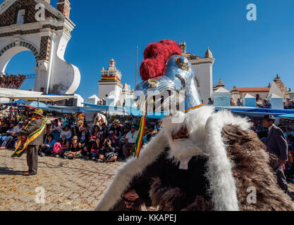 Tänzerin im Condor Kostüm, Fiesta de la Virgen de la Candelaria, Copacabana, La Paz Departement, Bolivien, Südamerika Stockfoto