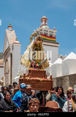 Die Figur unserer Lieben Frau von Copacabana bei der Prozession, Fiesta de la Virgen de la Candelaria, Copacabana, La Paz Departement, Bolivien, Südamerika Stockfoto