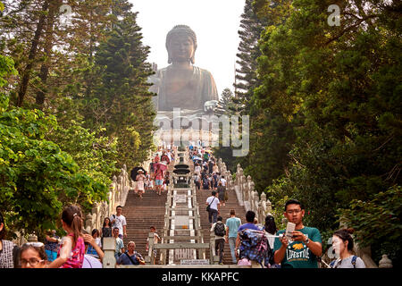 Besucher machen den Aufstieg Big Buddha, Po Lin Kloster, Ngong Ping, Lantau Island, Hongkong, China, Asien zu sehen Stockfoto