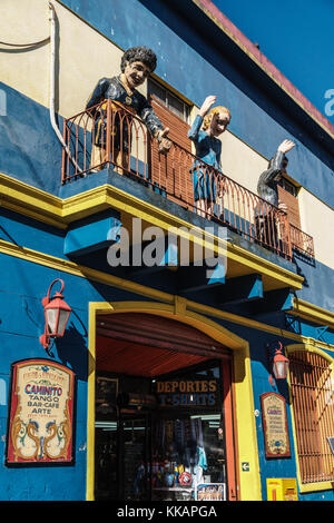 Balkon über der Bar auf El Caminito mit Statuen von Maradona, Evita und Gardel, einer Tangosängerin, La Boca, Buenos Aires, Argentinien, Südamerika Stockfoto