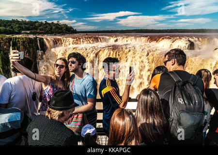 Selfie Abnehmer an der Garganta del Diablo (teufelsschlund), Iguazu Wasserfälle, UNESCO-Weltkulturerbe, Iguazu, Argentinien, Südamerika Stockfoto