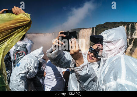 Selfie Abnehmer in Kunststoff, Garganta del Diablo (teufelsschlund), Iguazu Wasserfälle, UNESCO-Weltkulturerbe, Iguazu, Brasilien, Südamerika Stockfoto