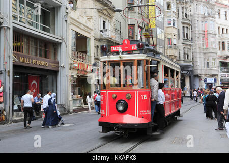 Historische Straßenbahn, die Istiklal Caddesi, der Haupteinkaufsstraße, Beyoglu, Istanbul, Türkei, Europa Stockfoto