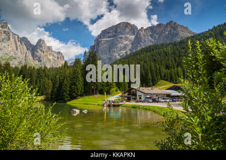 See in der Nähe des Hotels Lupo Bianco Wellness und Wandern Canazei, Passo Pordoi mit Bergkulisse, Südtirol, italienische Dolomiten, Italien, Europa Stockfoto