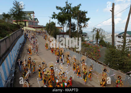 Naga Stammesangehörigen Teilnahme an den Stein ziehen Zeremonie, während kisima Nagaland hornbill Festival, kohima, Nagaland, Indien, Asien Stockfoto