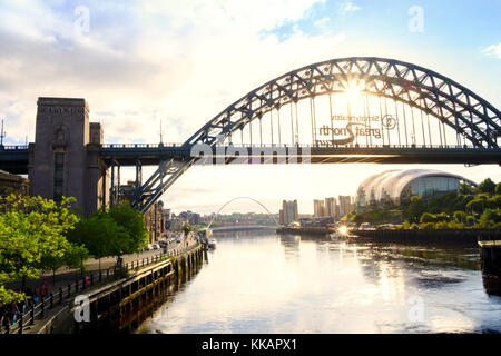 The Tyne Bridge and sage Gateshead Arts Centre, Gateshead, Newcastle-upon-Tyne, Tyne and Wear, England, Vereinigtes Königreich, Europa Stockfoto