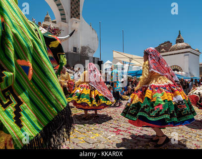 Tänzerinnen und Tänzer in Tracht, die Fiesta de la Virgen de la Candelaria, Copacabana, an das Departamento La Paz, Bolivien, Südamerika Stockfoto