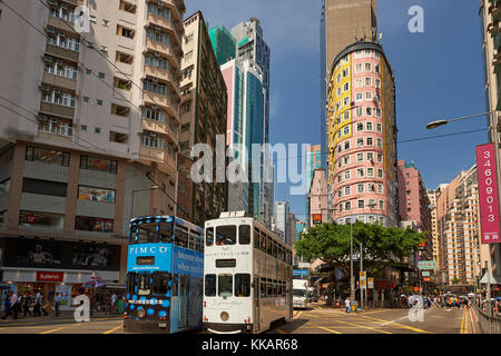 Straßenbahnen fahren durch das Einkaufsviertel, Wan Chai, Hongkong, China, Asien Stockfoto