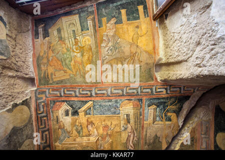 Tafeln mit Szenen aus den Evangelien, Felsenkirche die Heilige Mutter, UNESCO, Roussenski Lom Flusstal, Bulgarien Stockfoto