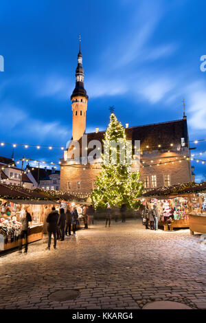 Weihnachtsmarkt am Rathausplatz (Raekoja Plats) und Rathaus, Altstadt, UNESCO-Weltkulturerbe, Tallinn, Estland, Europa Stockfoto