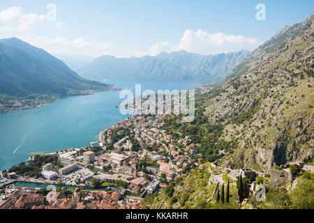 Blick von der Stadtmauer, Kotor, Bucht von Kotor, UNESCO-Weltkulturerbe, Montenegro, Europa Stockfoto