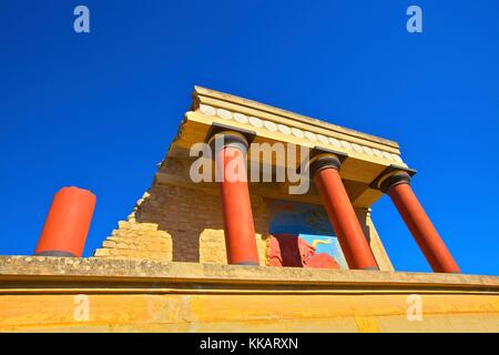 Charging Bull und Olivenbaum Fresco, der Minoische Palast von Knossos, Knossos, Heraklion, Kreta, griechische Inseln, Griechenland, Europa Stockfoto