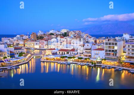 Agios Nikolaos Hafen von einem erhöhten Winkel bei Dämmerung, Agios Nikolaos, Kreta, griechische Inseln, Griechenland, Europa Stockfoto