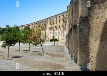 Blick auf das Aquädukt in die Stadt Elvas, UNESCO-Weltkulturerbe, Alentejo, Portugal, Europa Stockfoto