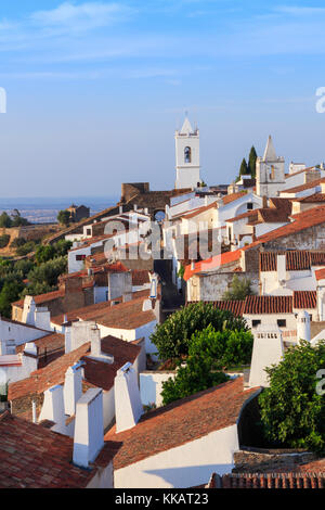 Blick auf das mittelalterliche befestigte Dorf Monsaraz, Alentejo, Portugal, Europa Stockfoto