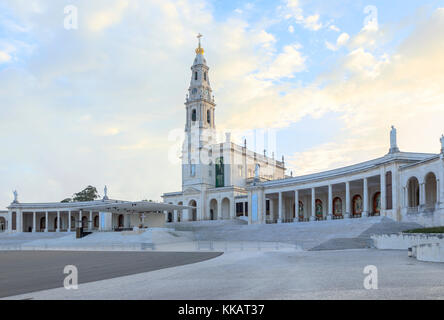 Basilika Unserer Lieben Frau vom Rosenkranz an der portugiesischen Katholischen Heiligtum von Fatima, Santarem, Portugal, Europa Stockfoto