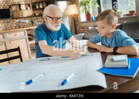 Ernsthafte intelligenter Mann tun einer Zeichnung Stockfoto