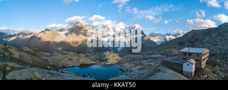 Panoramablick von Bernina Massiv und Rosegtal von Fuorcla Surlej, Engadin, Kanton Graubünden, Schweizer Alpen, Schweiz, Europa Stockfoto