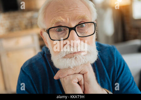 Smart alter Mann über das Leben denken Stockfoto