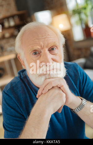 Netten positiven Mann betrachten Sie Stockfoto