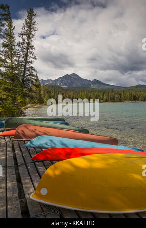 Bunte Kanus und Kajaks auf der Bank von Annette See mit Pyramide Berg, Jasper National Park, der UNESCO, der Kanadischen Rockies, Alberta, Kanada Stockfoto