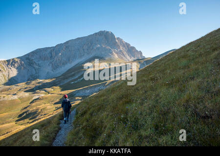 Wanderer auf dem Weg zum Gipfel der Gipfel Corno Grande, Gran Sasso e Monti della Laga Nationalpark, Abruzzen, Italien, Europa Stockfoto