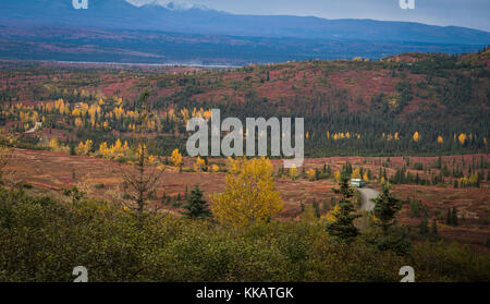 Camper Bus in die Wonder Lake Campground fahren tief in den Denali National Park, Alaska, Vereinigte Staaten von Amerika, Nordamerika Stockfoto