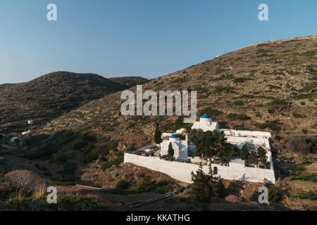 Kastro Dorf Kloster und Friedhof in den Hügeln, Sifnos, Kykladen, griechische Inseln, Griechenland, Europa Stockfoto