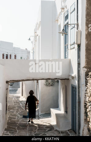 Alte Dame in Schwarz mit Stick und Einkaufsmöglichkeiten zu Fuß nach Hause, Kastro Dorf, Sifnos, Kykladen, griechische Inseln, Griechenland, Europa Stockfoto