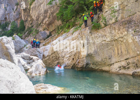 Menschen Canyoning in den Gorges du Verdon, Provence-Alpes-Cote d'Azur, Provence, Frankreich, Europa Stockfoto