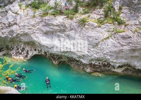 Menschen Canyoning in den Gorges du Verdon, Provence-Alpes-Cote d'Azur, Provence, Frankreich, Europa Stockfoto