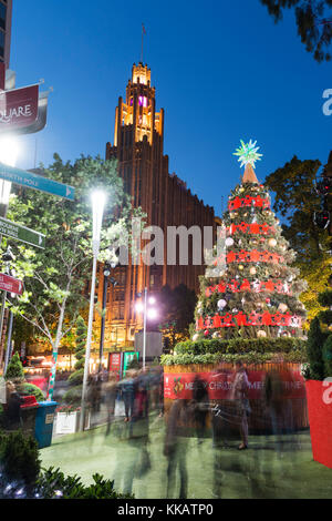 Weihnachtsbaum und Dekorationen mit Manchester Einheit Gebäude am City Square, Melbourne, Victoria, Australien, Pazifik Stockfoto