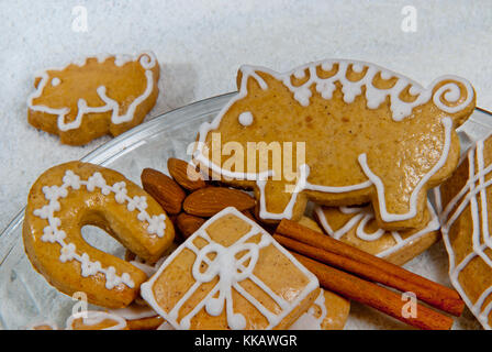 Stillleben mit Lebkuchen, Zimt und Mandeln Stockfoto